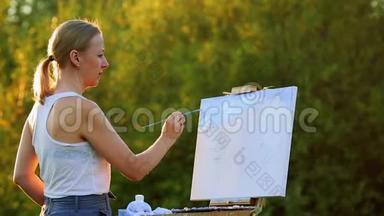 女孩满怀热情地在纸上描绘一幅风景画